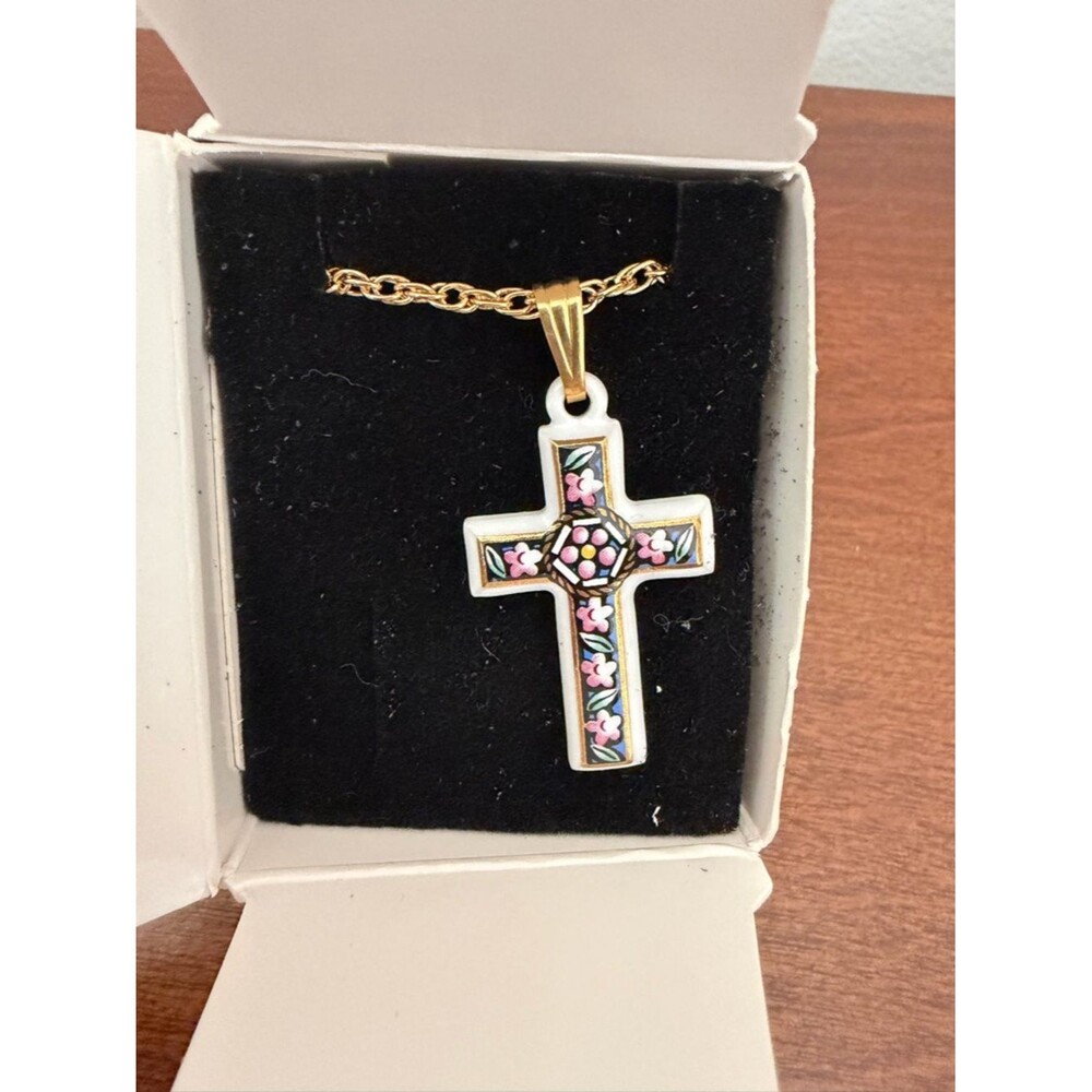 NEW Vintage Avon Floral Cross Pendant Necklace White Enamel Gold Tone
